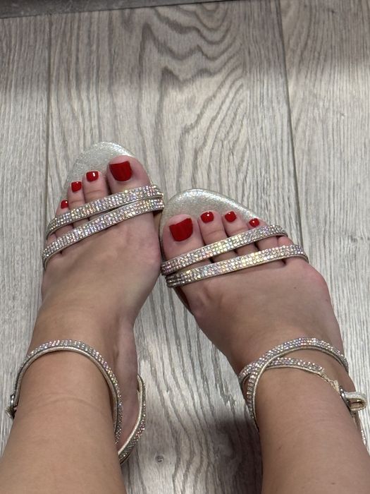 Босоніжки на каблуку