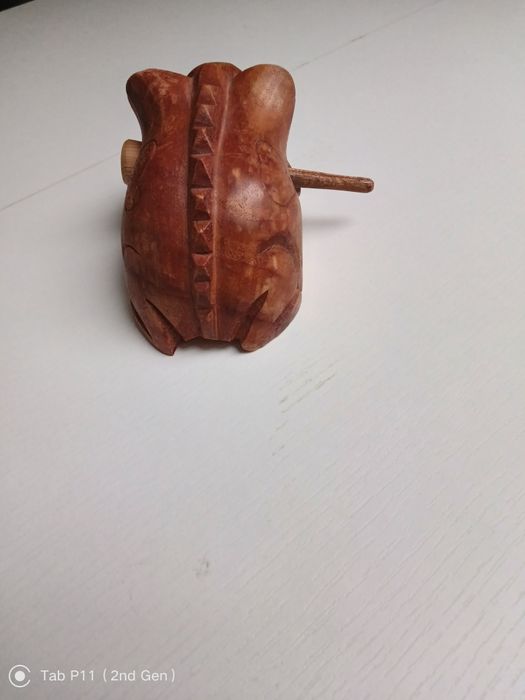 Drewniana żabka instrument