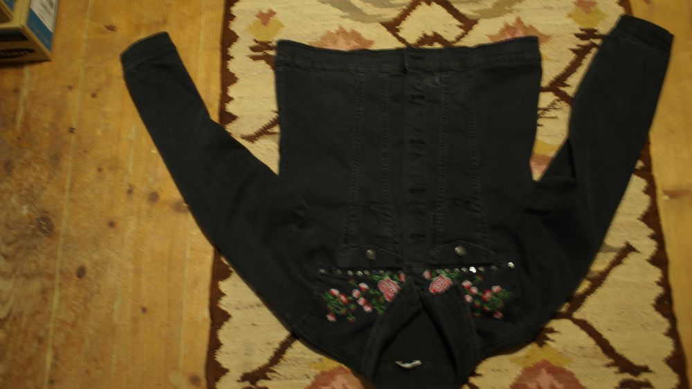 kurtka jeanowa z haftem kwiatowym