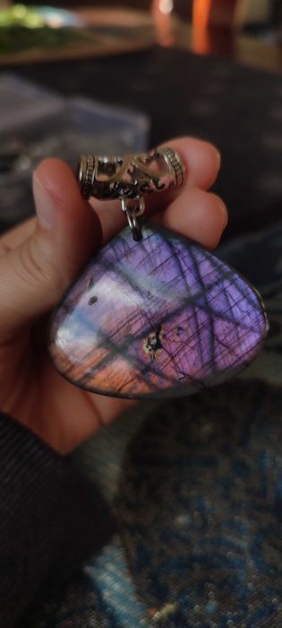 Labradoryt fioletowy pomarańczowy kryształ labradarytu wisior wisiorek