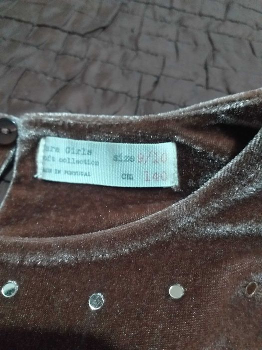 Vestido castanho aveludado com aplicações brilhantes da ZARA GIRLS