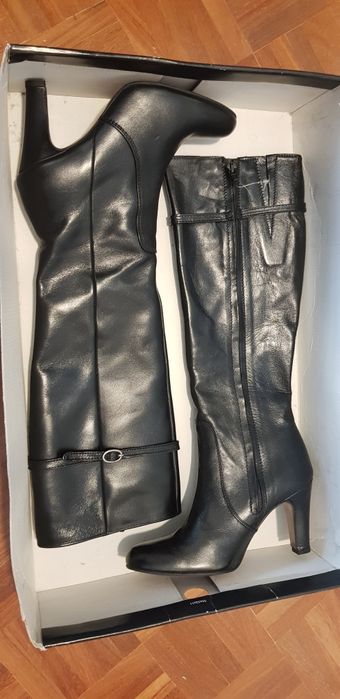 Selling new unworn women's boots in sizes 36 and 37