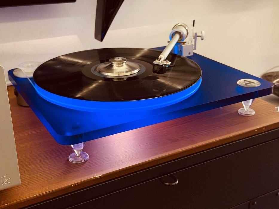 Clearaudio Emotion — немецкий акриловый проигрыватель с тонармом Satisfy и съёмным кабелем | Goldring E3, полный комплект, идеал