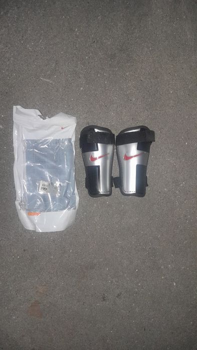 Vendo varios pares de caneleiras para futebol e futsal .