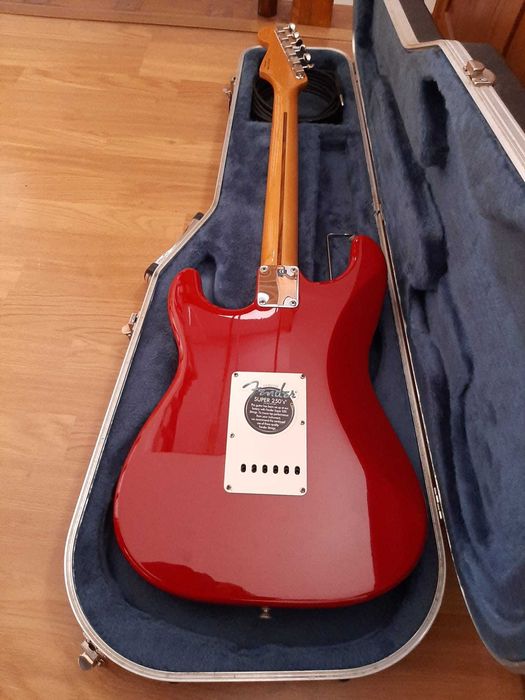 Fender Standard Stratocaster 2002 – Candy Apple Red (COMO NOVA)