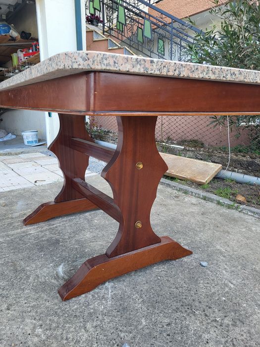 Mesa de pedra com base madeira