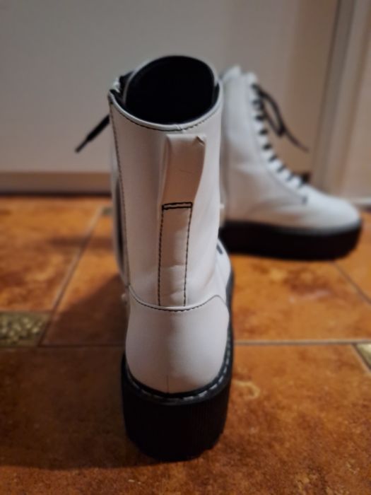 Sprzedam  białe glany.