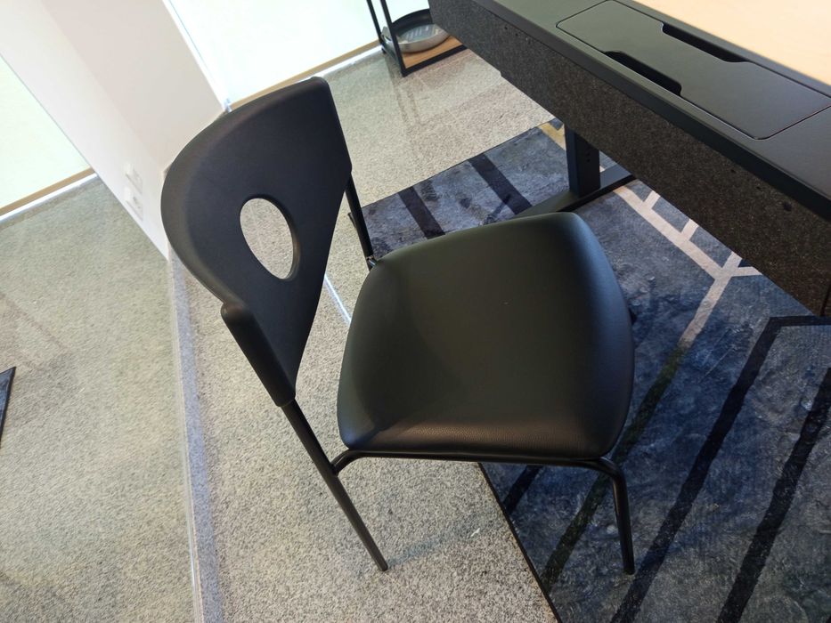 Secretária nova 140×90 + 2 cadeiras