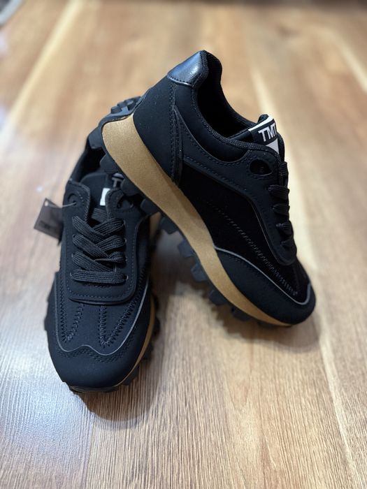 Жіночі чорні кросівки