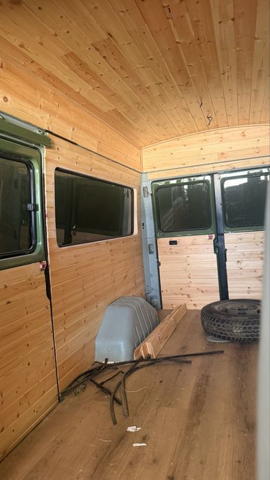 Mercedes MB 100 com pintura nova