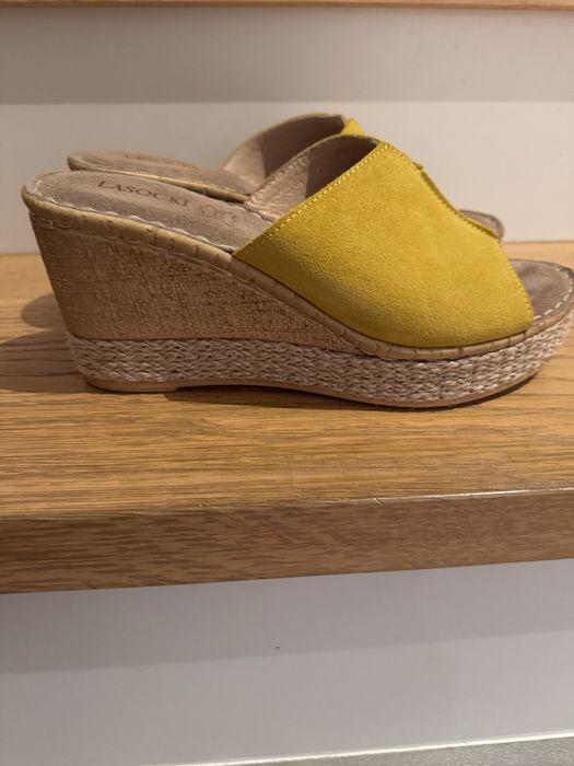Klapki Lasocki na koturnie