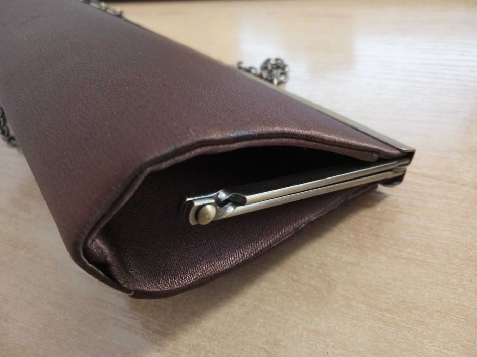 Satynowa torebka kopertówka