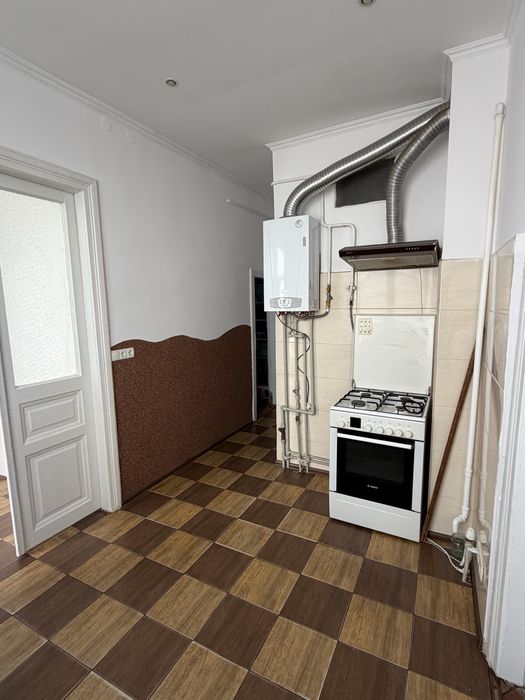 Продаж окремого будинку в центрі міста з можливістю добудови, 3 кімнати, горище, підвал, власний двір
