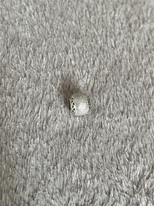 Pandora peça prata com pequenos corações