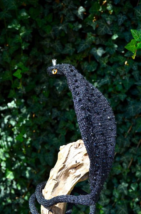 Велика чорна кобра, прикрашена камінням Сваровскі, символ 2025 року