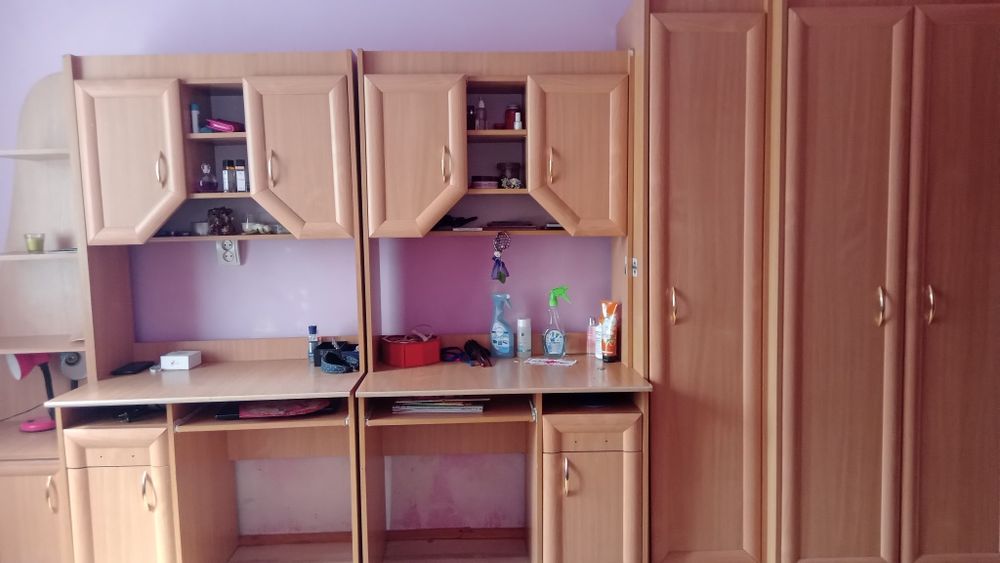 Дитяча стінка у хорошому стані.