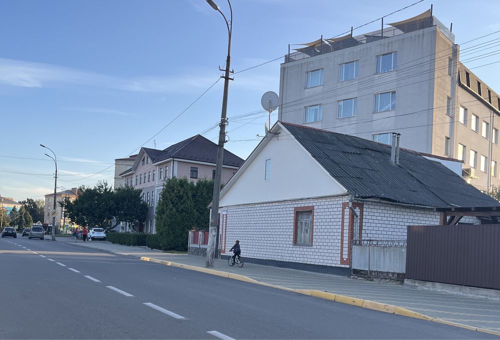 Півбудинку у центрі під комерцію