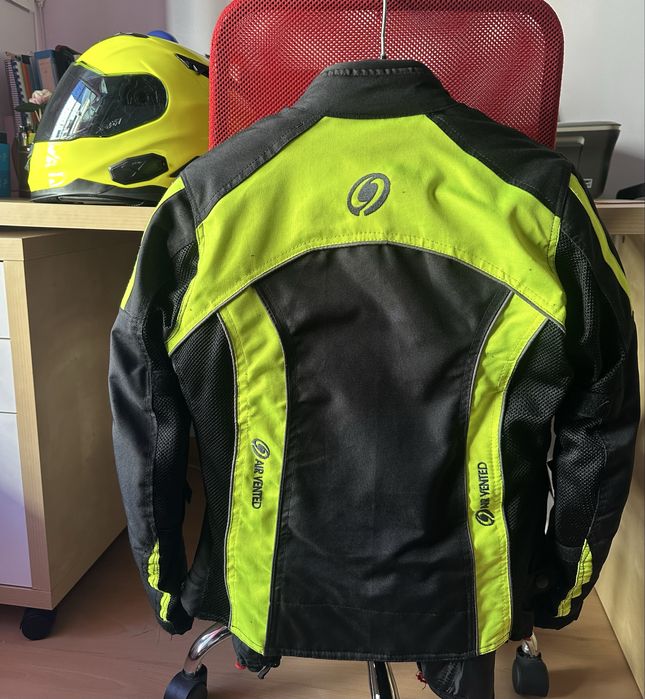 Vendo 2 conjuntos de Capacetes e Blusões para mota