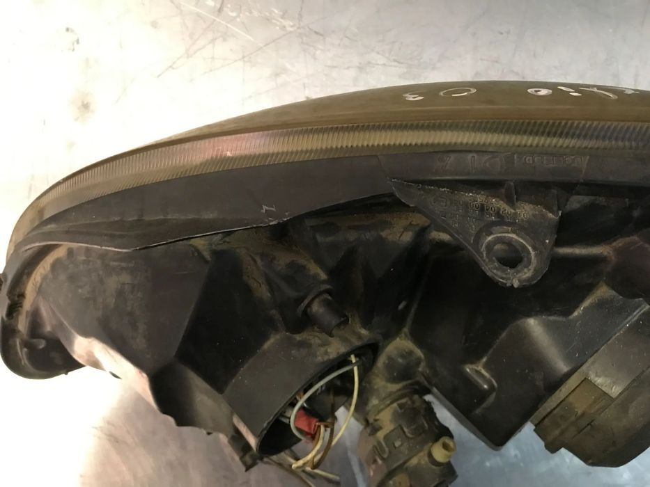 ÓTICA / FAROL XENON RENAULT CLIO II - DIREITO (APOIOS PARTIDOS)