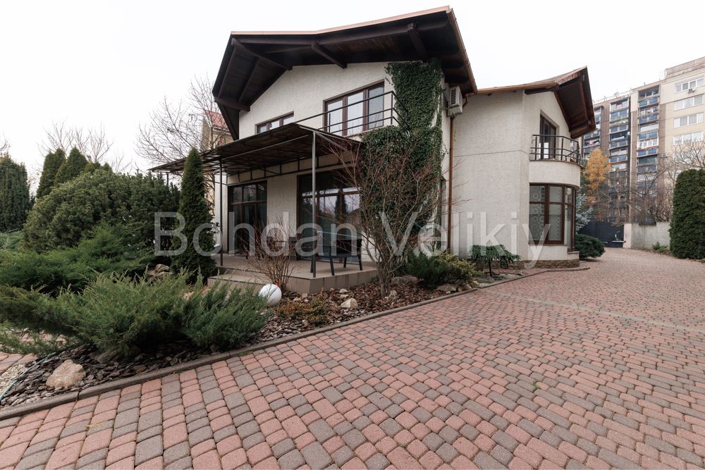 Продаж 2х Будинків на 8сотках/Ужгород/250м2/130м2