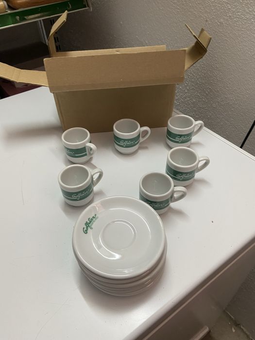 Chavenas de cafe e pires