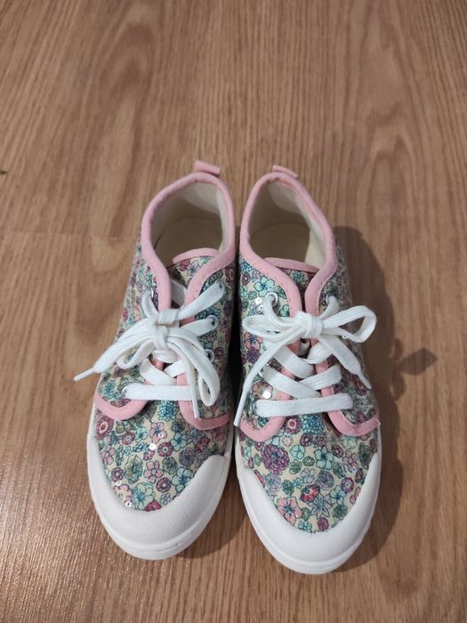 Ténis c/etiqueta para menina