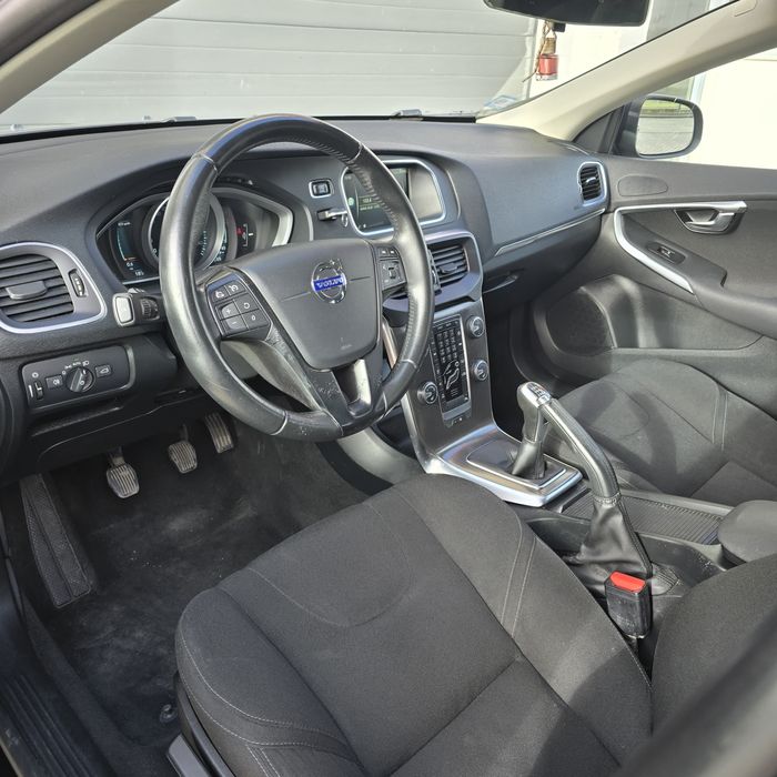 VOLVO V40 D2 - Versatilidade e Elegância Premium