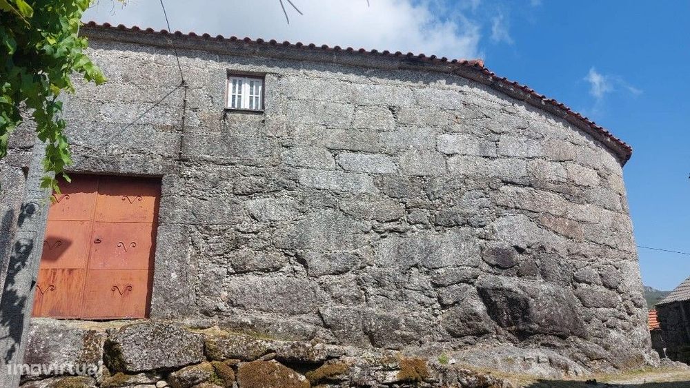 Moradia Banda p/ Restauro - Terras de Bouro — Valdosende, Braga