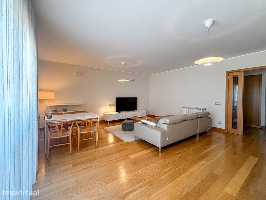 Apartamento T2 mobilado com garagem e elevador para arrendar no centro
