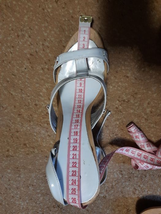 Продам босоножки на танкетке