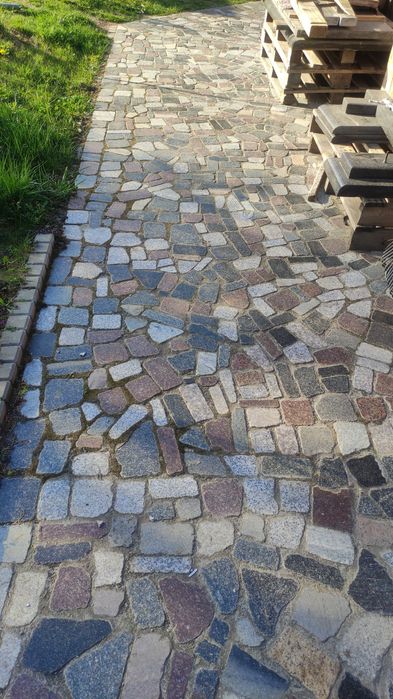 Kostka granitowa obtoczone z polerem jednostronnym