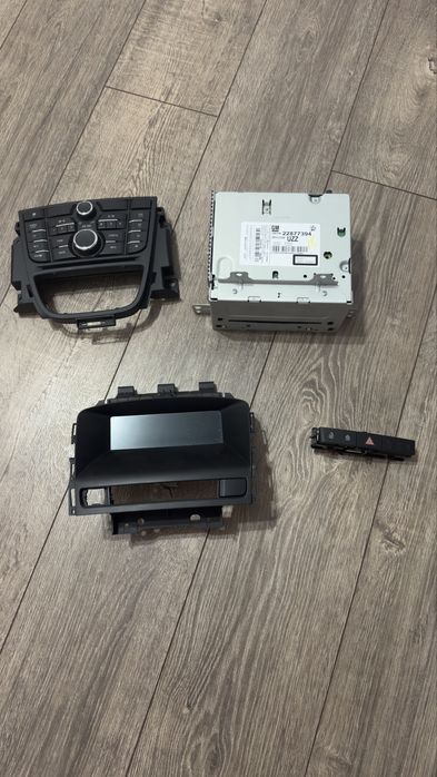 Оригінальна магнітола на Opel Astra J 2012