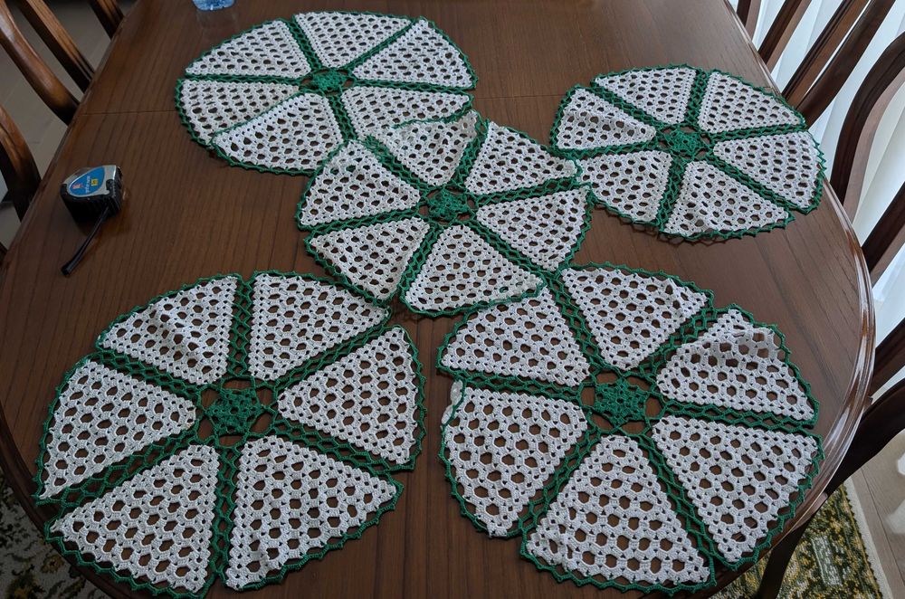 Conjunto de cinco naperons de renda branca e verde