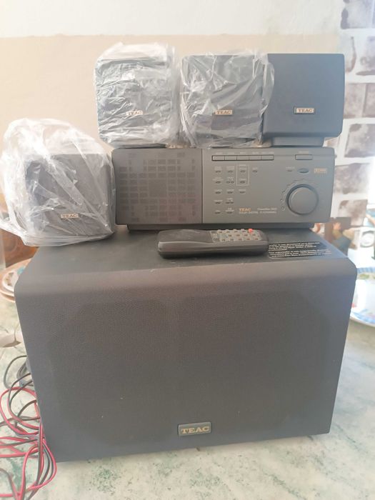 Colunas dolby surround teac.