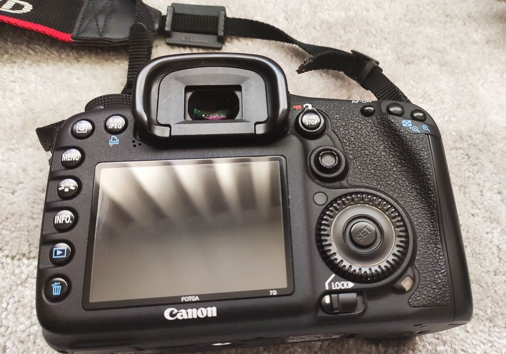 Kit Canon EOS 7D + lente + acessórios