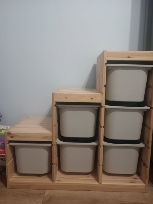 Regał Ikea z pudełkami