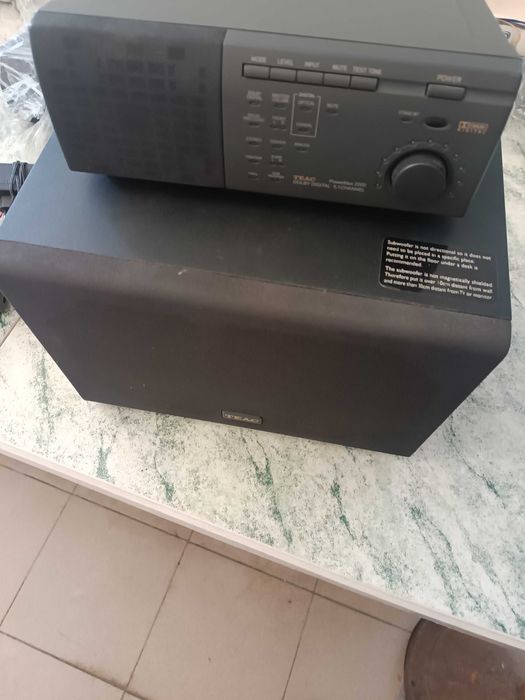 Colunas dolby surround teac.