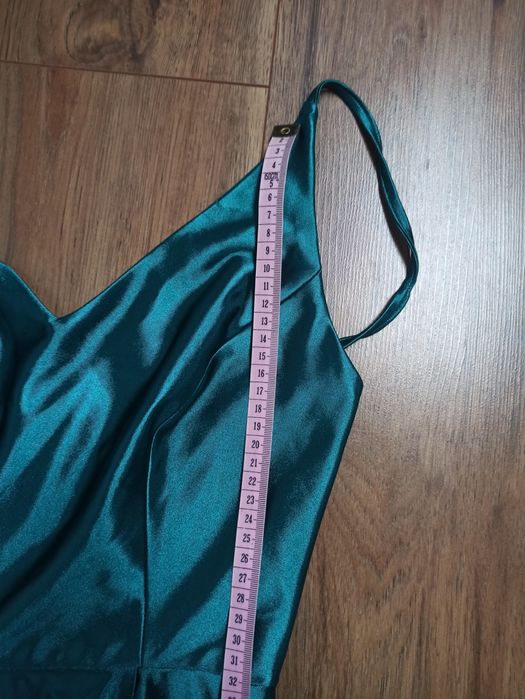 Satynowa sukienka z wycięciem na nogę