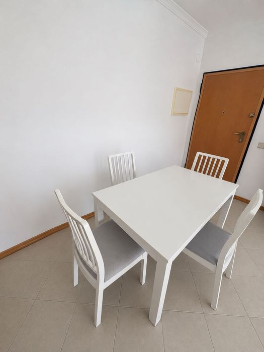 Mesa de Jantar + 4 Cadeiras