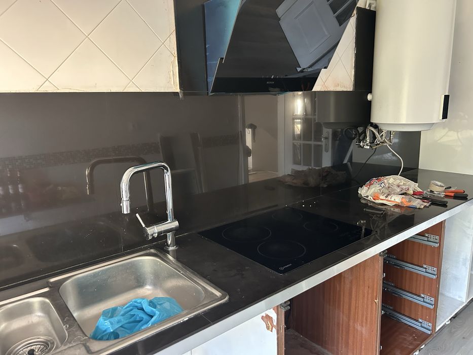 Moveis de cozinha, portas e bancada de pedra preta