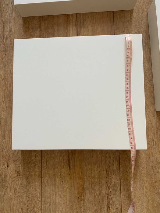 Białe półki ścienne