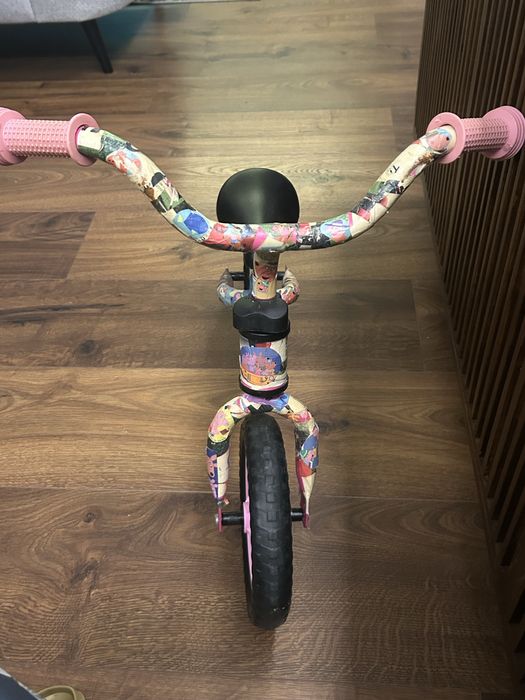 Bicicleta de equilibrio da Chico personalizada com imagens da pepa pig