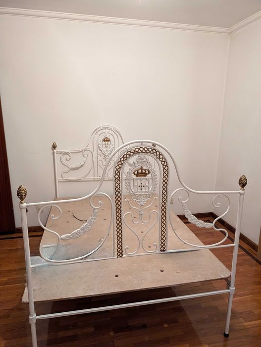 Cama de ferro - antiguidade com brasão