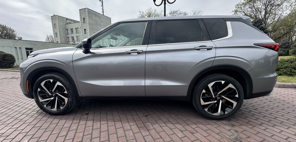 Продам Mitsubishi Outlander 2021 2022 2.5 передний привод 130.000 км