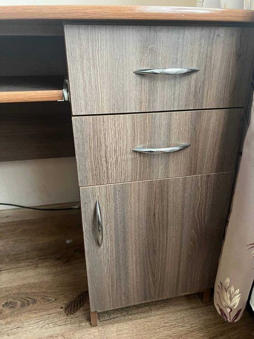 Стіл комп'ютерний