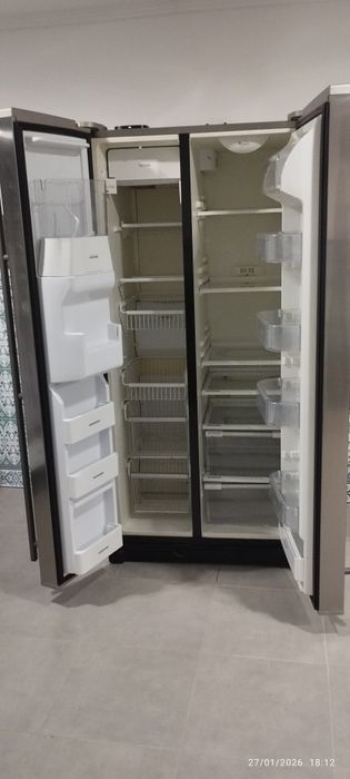 Frigorífico Americano, com sistema para fazer gelo, precisa  de placa.