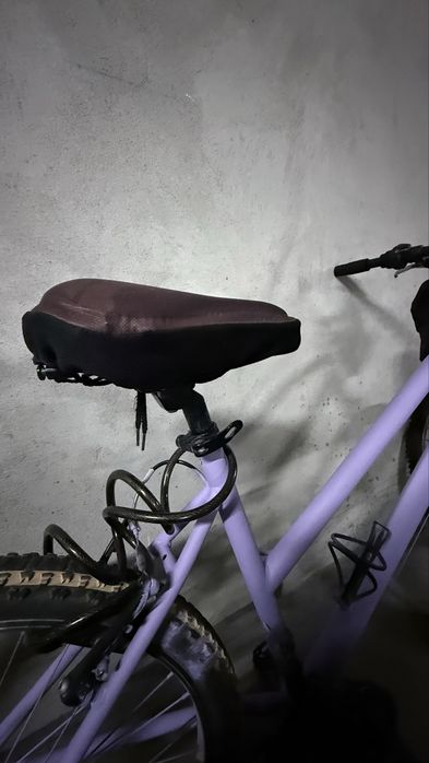 Bicicleta roxa usada com acessorios