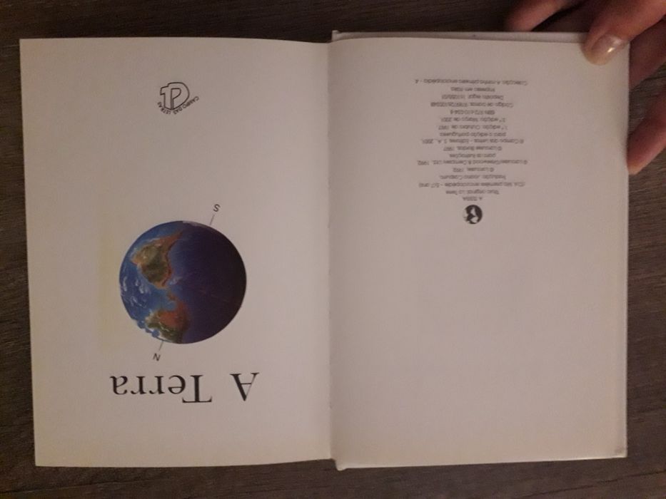 Livro "Larousse: A terra"