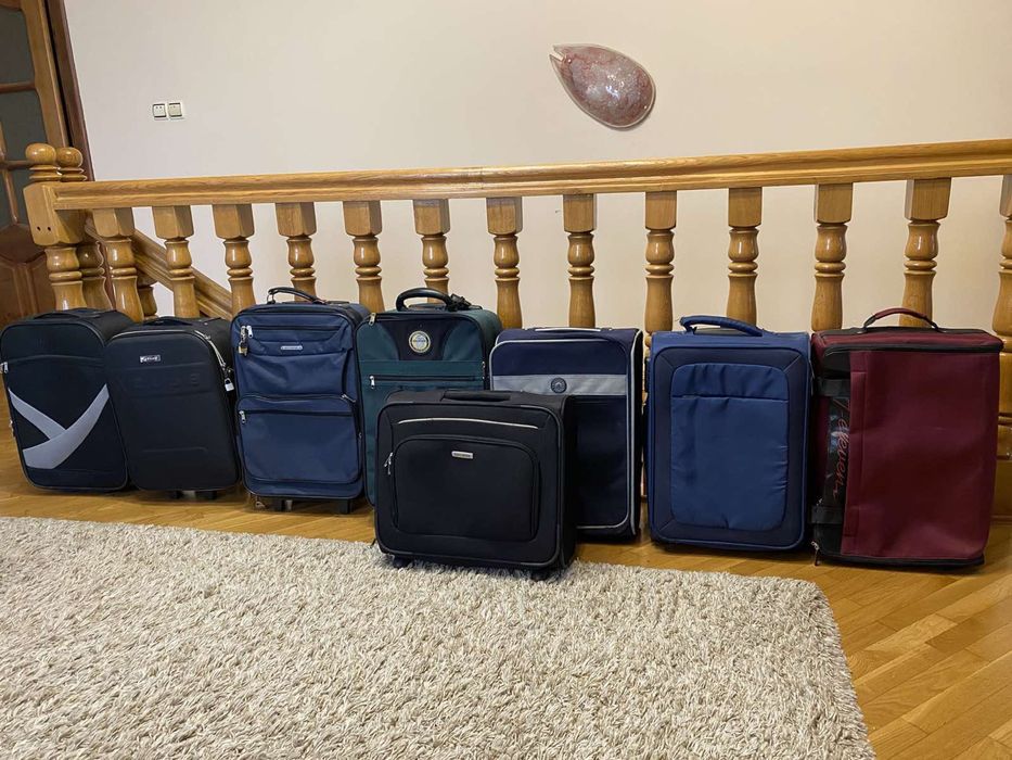 Продаються валізи, чемодани