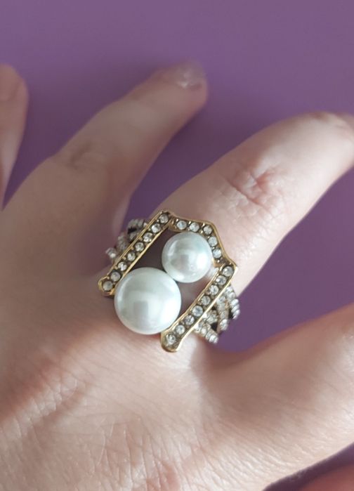 Anel bicolor, em aço, com zirconias e 2 pérolas. T20